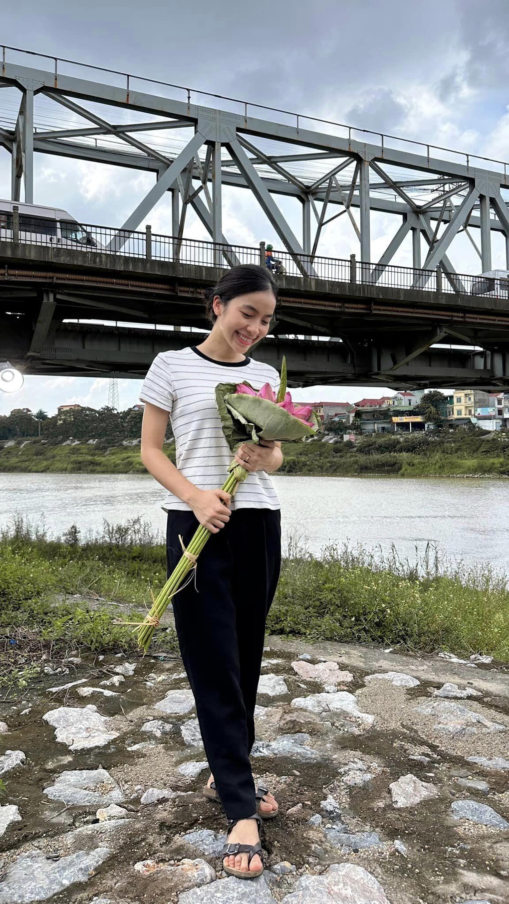 Vẻ đẹp trong trẻo, ngây thơ ngoài đời của gái quê Trần Vân - 1