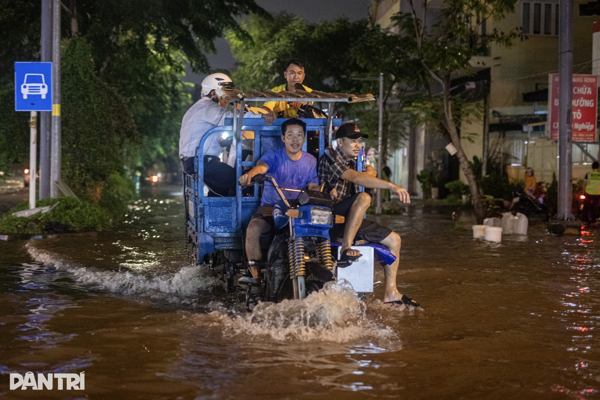 Ngày thứ 3 triều cường TPHCM đạt đỉnh: Đường hóa sông, ô tô chết máy - 9 Ngày thứ 3 triều cường TPHCM đạt đỉnh: Đường hóa sông, ô tô chết máy - 9