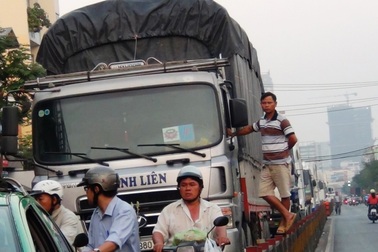 Giao thông kẹt cứng vì thùng container nằm ngang đường
