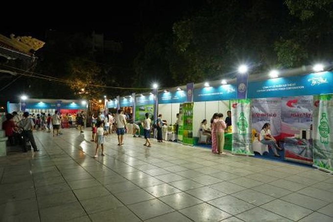 Người dân Hà Nội đón thu tại Vietnam Airlines Festa 2019 - Ảnh 1.