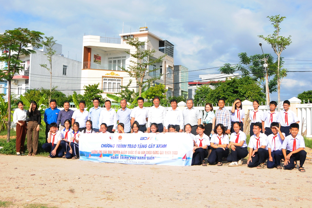 Khoảnh khắc ấn tượng giải đua thuyền buồm quốc tế và ván chèo đứng Quy Nhơn - 4 Khoảnh khắc ấn tượng giải đua thuyền buồm quốc tế và ván chèo đứng Quy Nhơn - 4