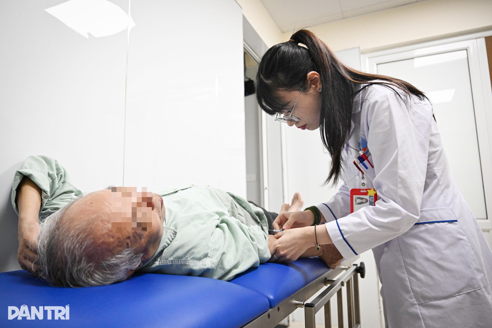 Nín thở xem bác sĩ giải cứu bộ não sắp chết ngạt của bệnh nhân đột quỵ - 4