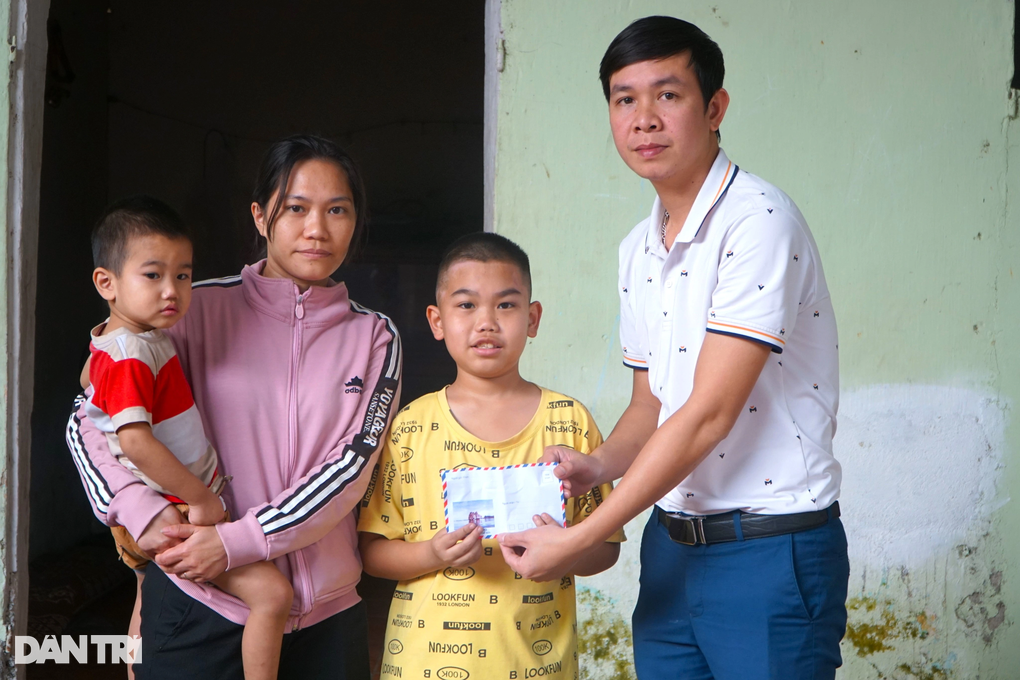 Trao quà của Bộ LĐ-TBXH tới 30 hoàn cảnh khó khăn - 5 Trao quà của Bộ LĐ-TBXH tới 30 hoàn cảnh khó khăn - 5