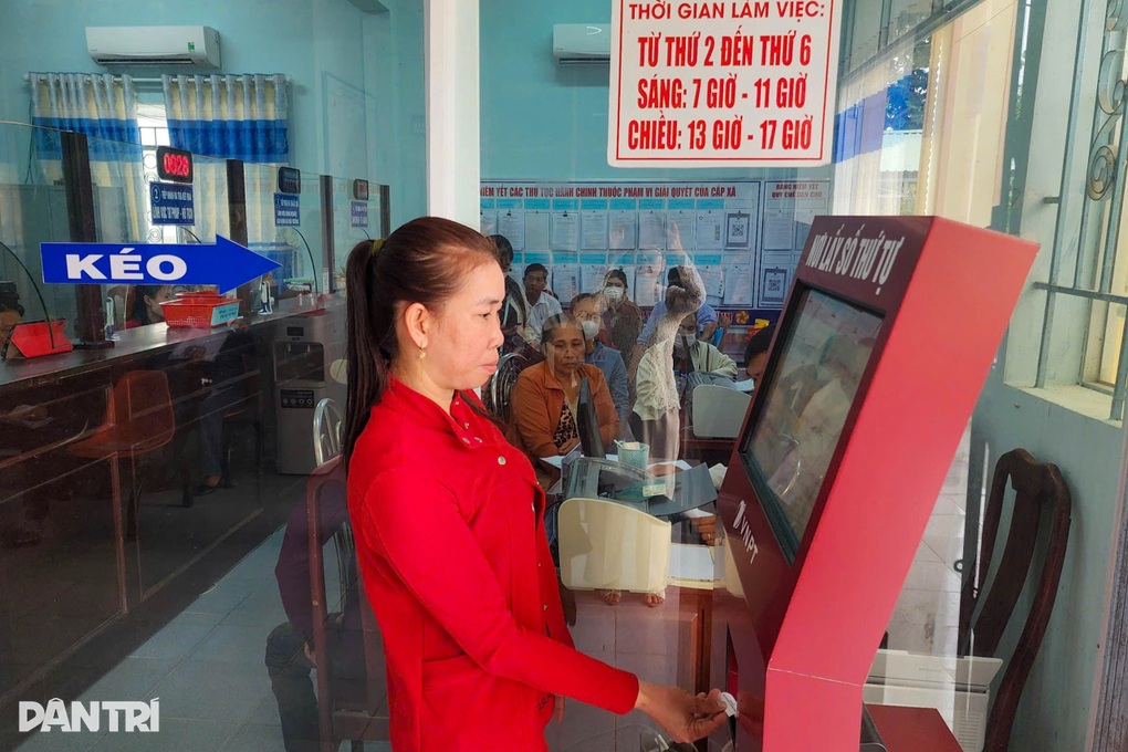 Không khí hối hả tại trung tâm phục vụ hành chính công ngày đầu năm mới - 2 Không khí hối hả tại trung tâm phục vụ hành chính công ngày đầu năm mới - 2