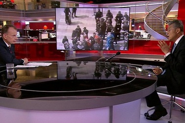 Đại sứ Trung Quốc từ chối giải thích video người bị còng tay