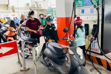 Đi mua xăng ở Hà Nội đã "dễ" hơn chưa?