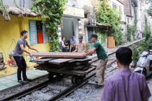 Xóm cà phê đường tàu mới vừa mở cửa đã bị "khai tử"