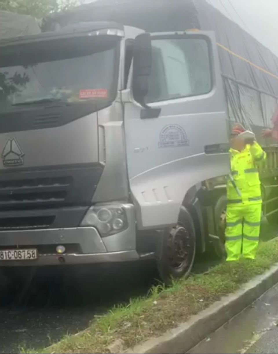 Người dân và CSGT phát đồ ăn cho tài xế, hành khách mắc kẹt trên Quốc lộ 1 - 7 Người dân và CSGT phát đồ ăn cho tài xế, hành khách mắc kẹt trên Quốc lộ 1 - 7