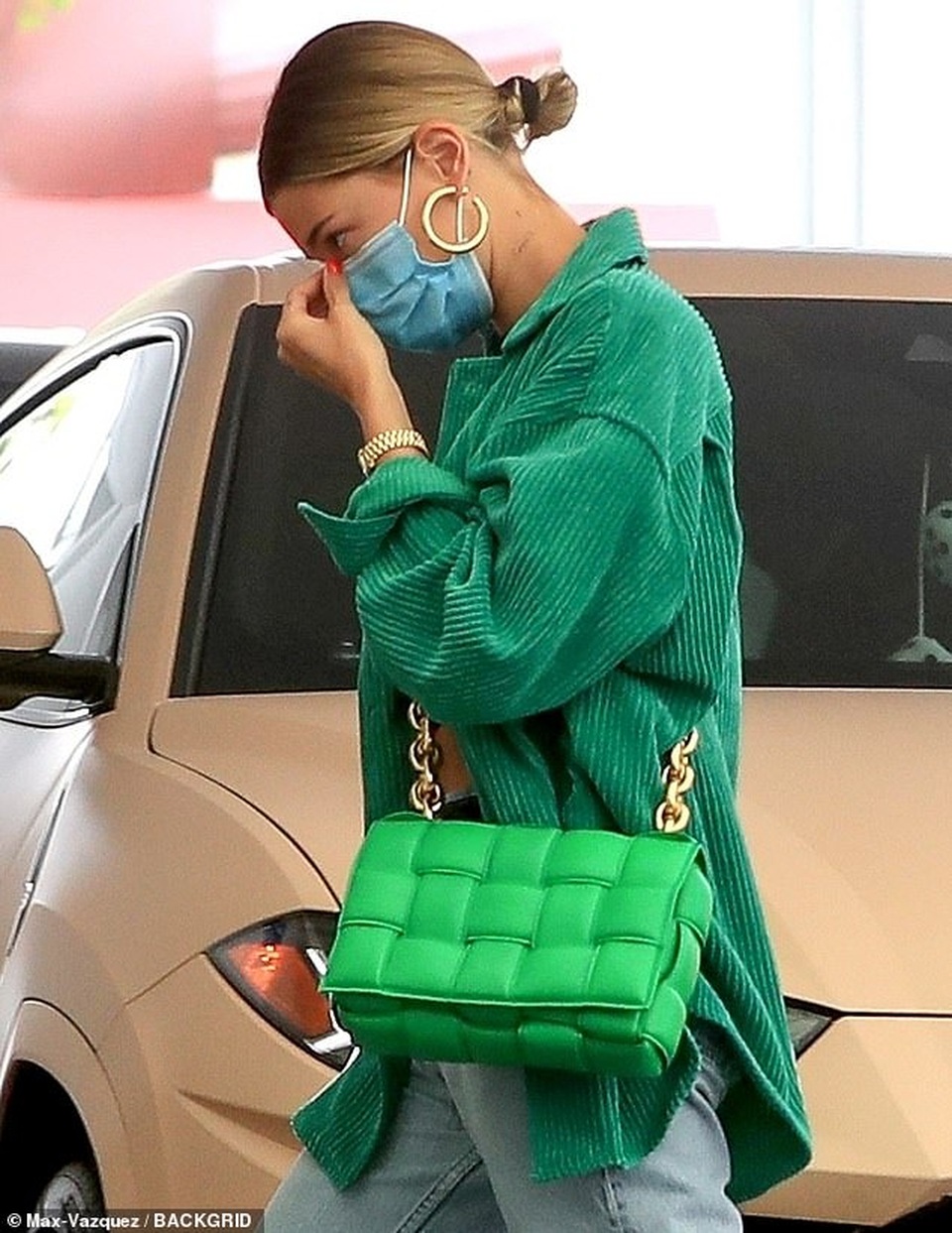 Hailey Bieber đeo túi gần 4000 USD ra phố - 3 Hailey Bieber đeo túi gần 4000 USD ra phố - 3