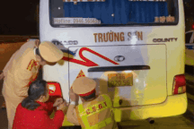 CSGT dán phản quang, hướng dẫn tài xế đặt biển cảnh báo trên cao tốc