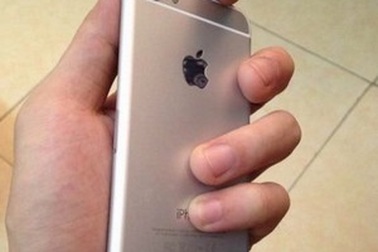 Lộ ảnh thực tế iPhone 6C vỏ kim loại