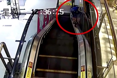 Cậu bé nghịch ngợm bị kẹt đầu vào thang cuốn