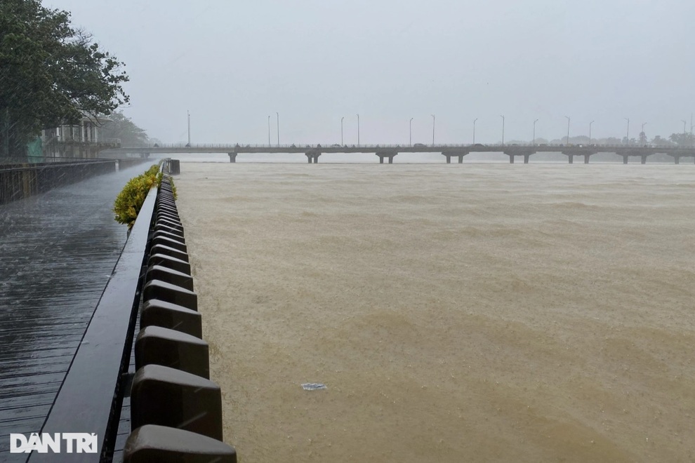 Mưa cực lớn, thủy điện xả lũ, người dân bơi xuồng trên đường - 1