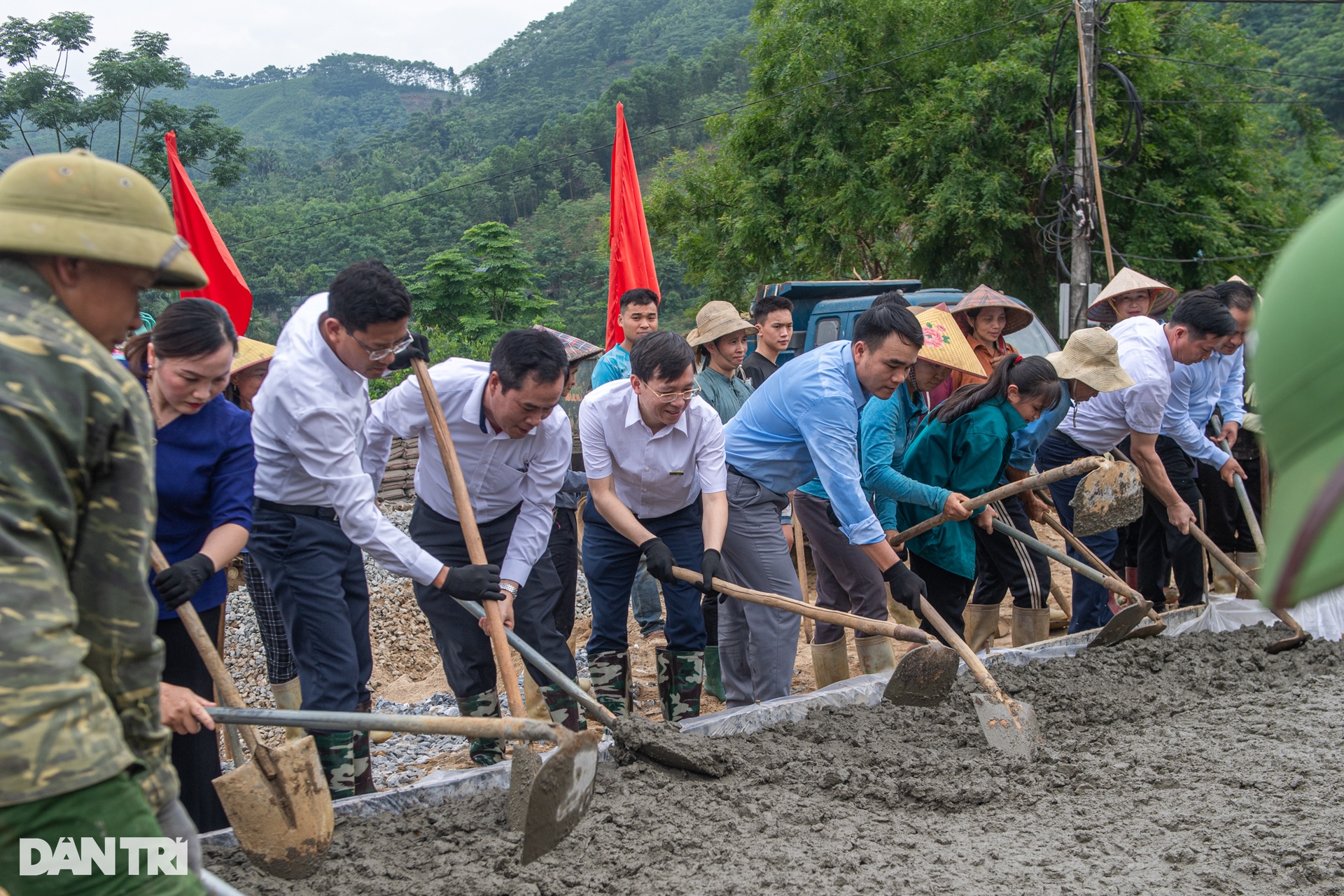 Khởi công xây dựng tuyến đường Làng Nủ - Trĩ Trong - 12 Khởi công xây dựng tuyến đường Làng Nủ - Trĩ Trong - 12