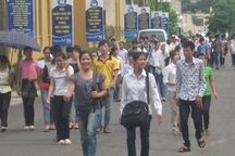 Thí sinh làm thủ tục dự thi đợt 2 trong tiết trời mát mẻ