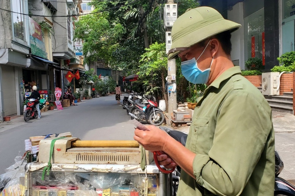 Dưới nắng nóng 38 độ C, người lao động vẫn miệt mài mưu sinh - 1 Dưới nắng nóng 38 độ C, người lao động vẫn miệt mài mưu sinh - 1