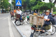 Nghề cầm cưa đứng phố ngóng Tết