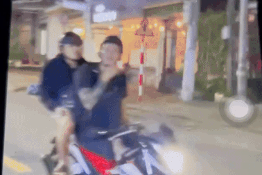 Buông tay, gác chân khi lái xe để quay clip "câu view"