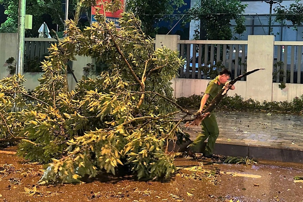 Công an Ninh Bình xuyên đêm khắc phục hậu quả dông lốc - 3 Công an Ninh Bình xuyên đêm khắc phục hậu quả dông lốc - 3
