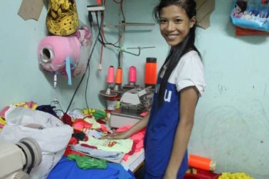 Nguyên tắc tự trọng của cô bé bán dạo quần áo chó, mèo