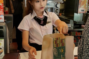 Nhân viên phục vụ xinh như "búp bê sứ" gây bão trên mạng