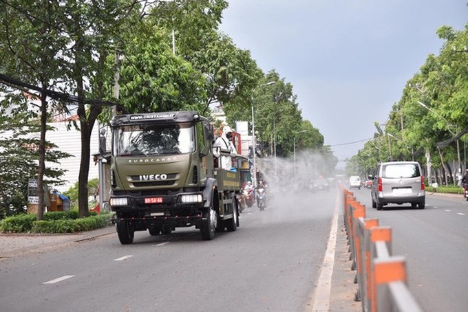 Hôm nay, TP.HCM triển khai phun khử khuẩn quy mô toàn thành phố trong 7 ngày - Ảnh 1.