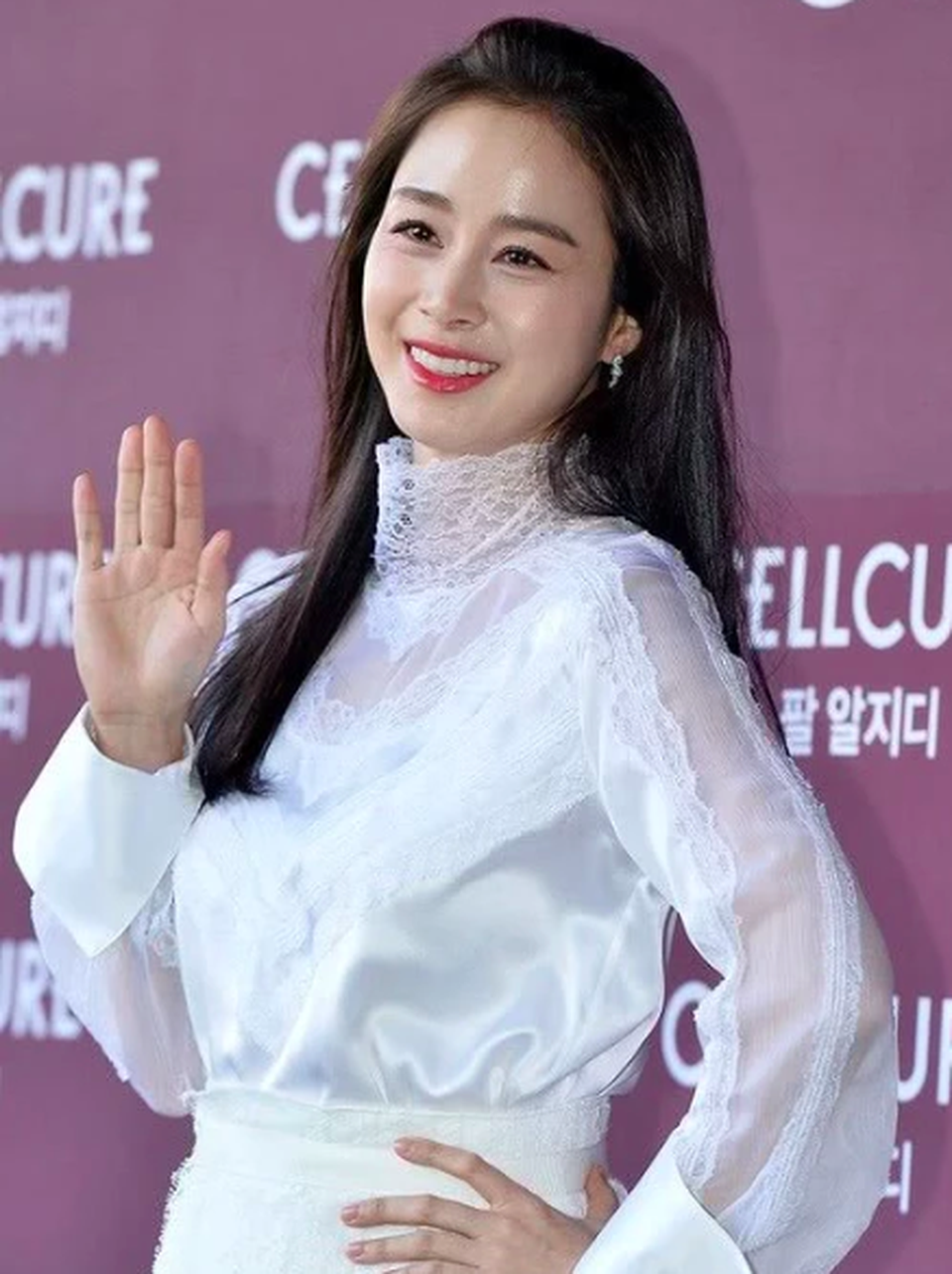 Lộ nếp nhăn đuôi mắt, Kim Tae Hee vẫn được khen xinh đẹp “không góc chết” - 1 Lộ nếp nhăn đuôi mắt, Kim Tae Hee vẫn được khen xinh đẹp “không góc chết” - 1