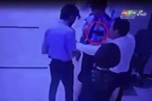 Người đàn ông cầm súng đồ chơi đe doạ bảo vệ chung cư