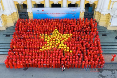 Khoảng 500 phụ nữ đồng diễn áo dài, xếp hình cờ Tổ quốc