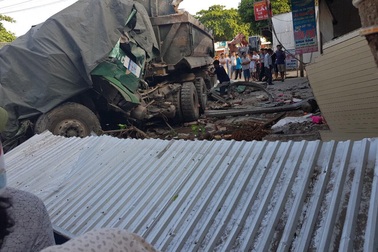 Xe chở đá đâm sập tường nhà dân