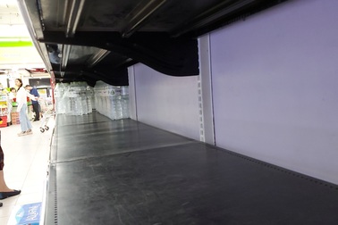 Hà Nội: Quầy nước siêu thị trống trơn, dân buôn nước hối hả, gắt gỏng