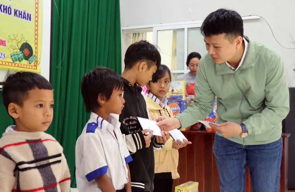 Nữ phóng viên lạc đường nơi hoang vu và món quà nhỏ ý nghĩa - 4 Nữ phóng viên lạc đường nơi hoang vu và món quà nhỏ ý nghĩa - 4