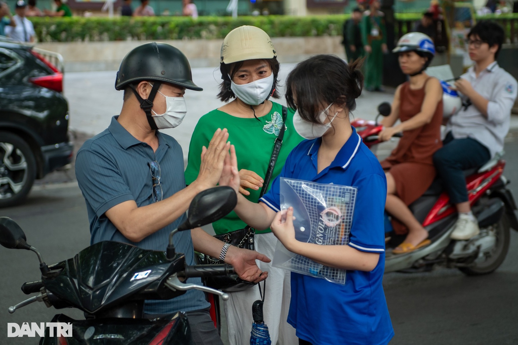 View - Phụ huynh tiếp sức sĩ tử thi môn ngữ văn vào lớp 10 ở Hà Nội | Báo Dân trí