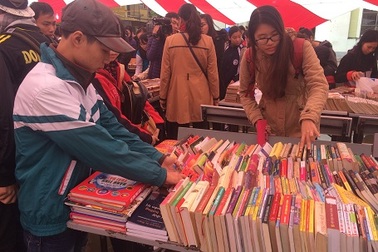 Người Hà Nội kéo nhau đi chợ phiên sách cũ dù trời mưa rét