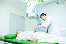 Loại bỏ viên sỏi chiếm gần hết bàng quang người bệnh