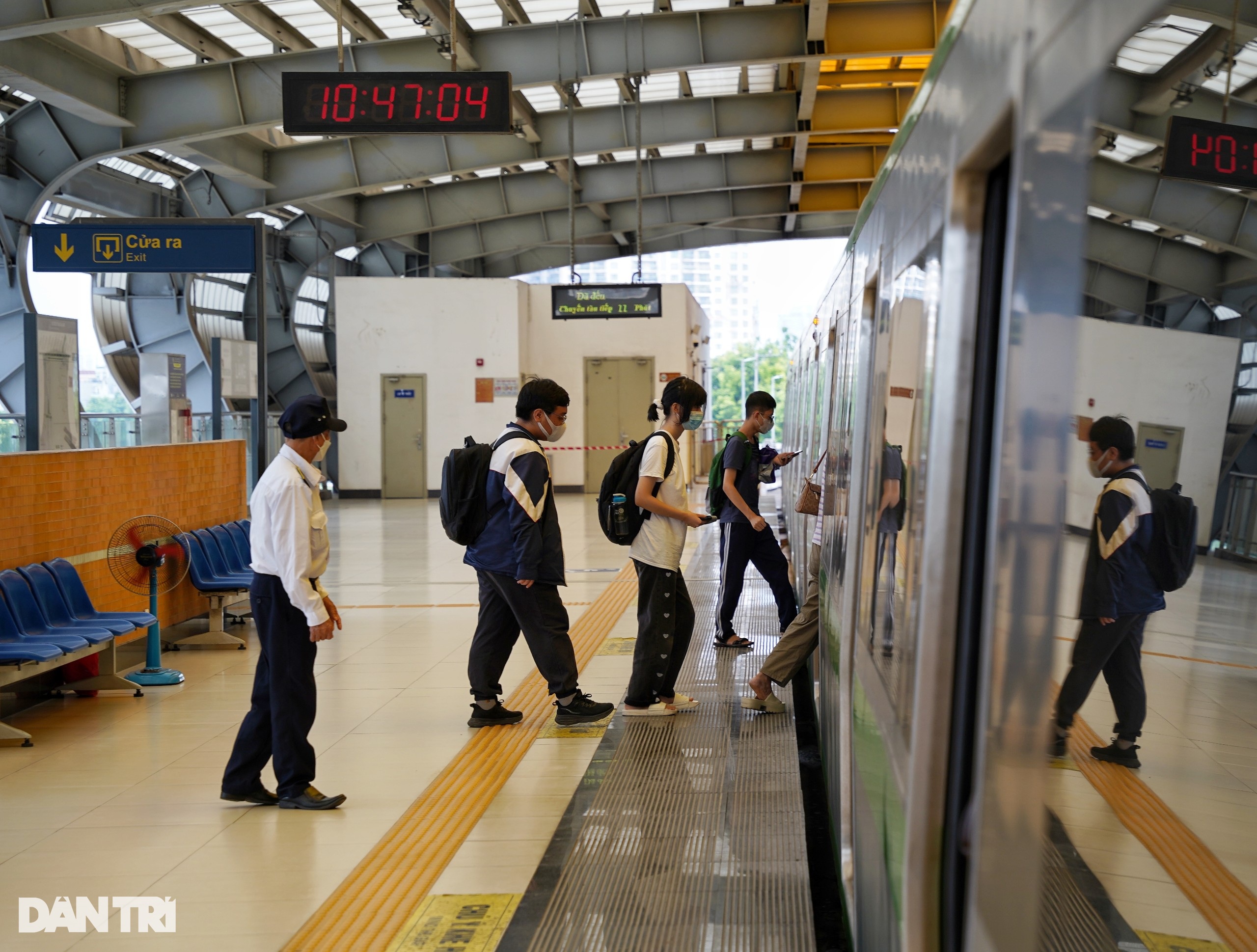 Trong tương lai gần, Hanoi Metro vẫn sẽ duy trì nhân viên cảnh giới tại nhà ga thay vì lắp đặt rào chắn (Ảnh: Ngọc Tân).