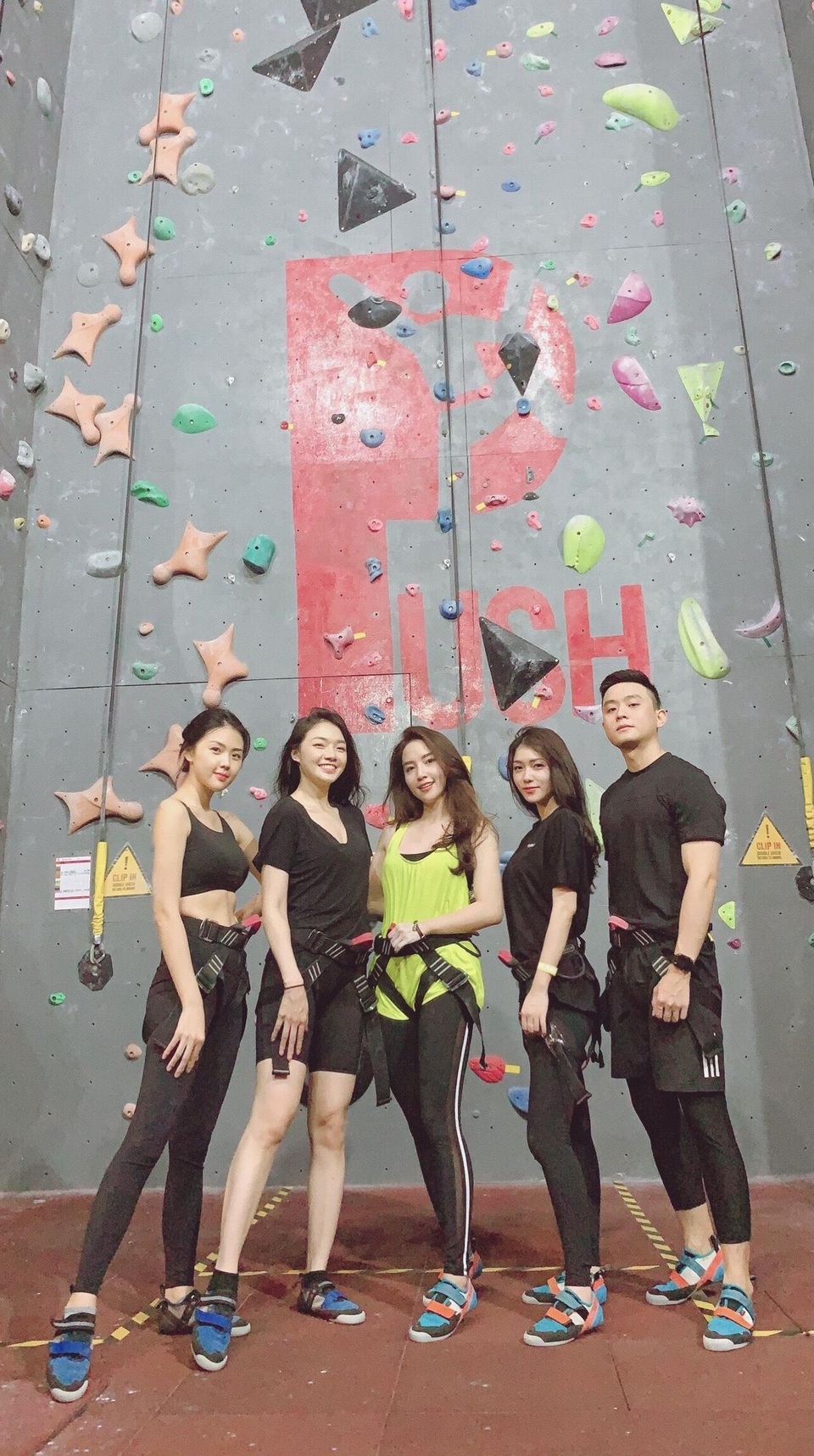 Clip dàn phù dâu toàn người đẹp nghề tiếp viên hàng không gây sốt mạng - 7