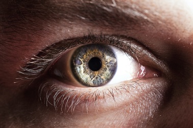 Chàng trai có thể tự phóng to, thu nhỏ… đồng tử mắt