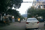 Nữ tài xế thản nhiên đậu xe giữa ngã ba đường rồi... bỏ đi