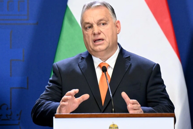 Ukraine - Hungary căng thẳng vì chiếc khăn gây tranh cãi của Thủ tướng Orban
