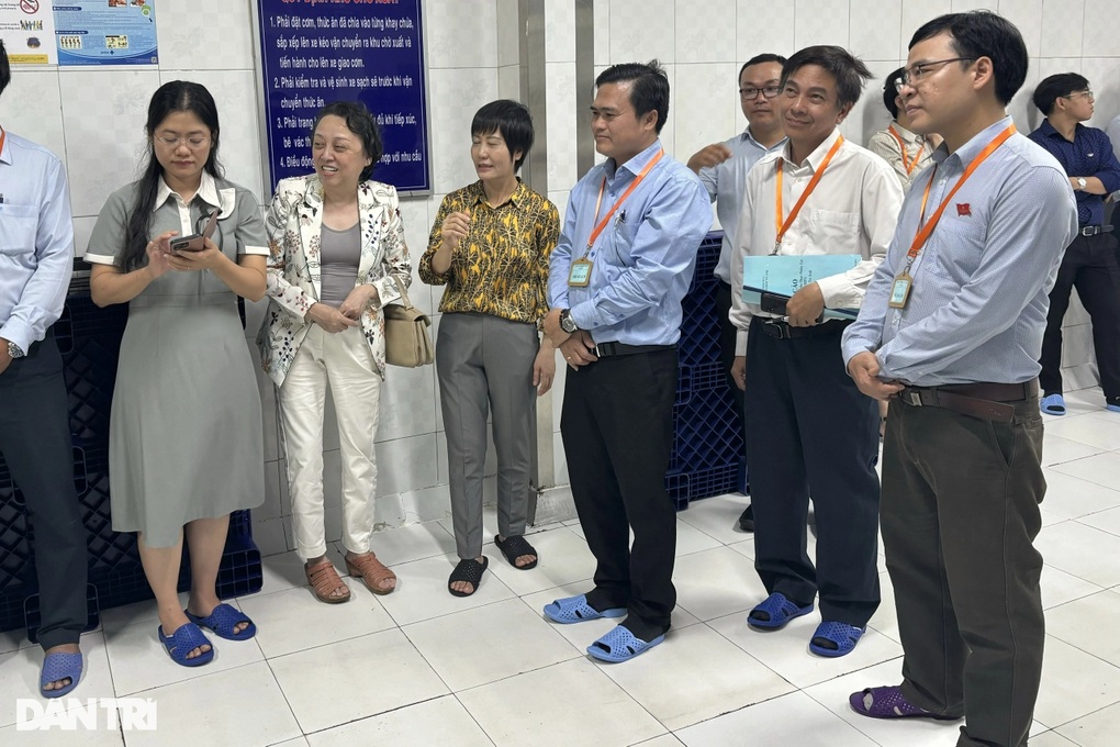 Trưởng đoàn kiểm tra bất ngờ với suất cơm sạch có đùi gà, giá 25.000 đồng - 1 Trưởng đoàn kiểm tra bất ngờ với suất cơm sạch có đùi gà, giá 25.000 đồng - 1