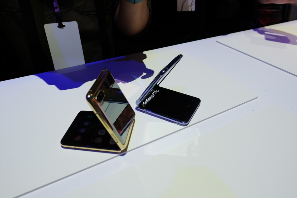 Cận cảnh smartphone màn hình gập Galaxy Z Flip - Nhỏ gọn và bóng bẩy - 1 Cận cảnh smartphone màn hình gập Galaxy Z Flip - Nhỏ gọn và bóng bẩy - 1