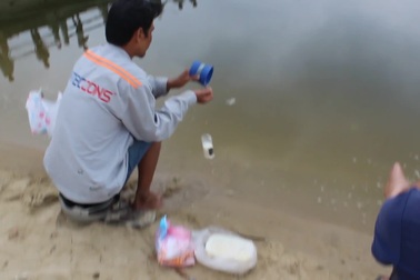 Độc lạ với cách câu cá không lưỡi, không cần trên sông Phú Lộc