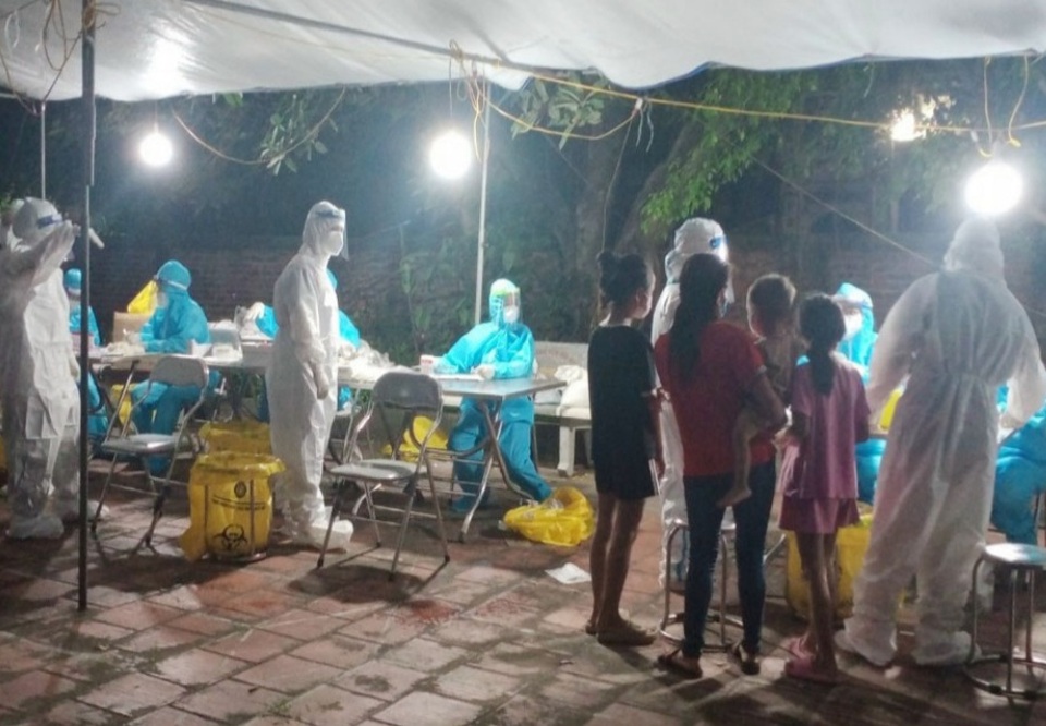 Bắc Ninh: Ổ dịch bùng phát, lấy mẫu test nhanh trong đêm cho 3000 dân - 1 Bắc Ninh: Ổ dịch bùng phát, lấy mẫu test nhanh trong đêm cho 3000 dân - 1