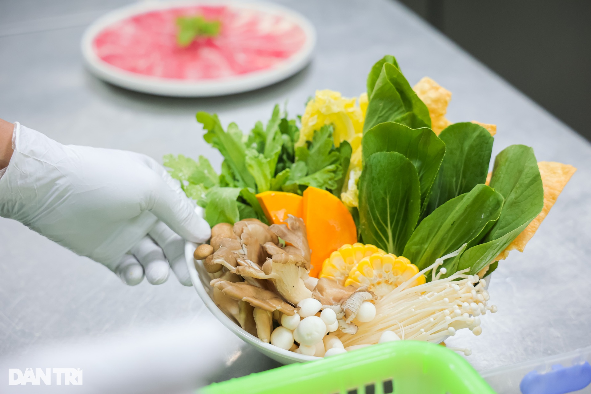 Hà Nội: Khách bất ngờ khi thử nấu lẩu trong chiếc nồi bằng… giấy - 6 Hà Nội: Khách bất ngờ khi thử nấu lẩu trong chiếc nồi bằng… giấy - 6