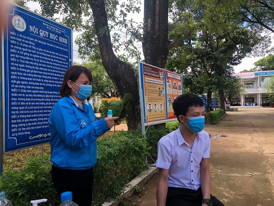 Nhiều thí sinh phố núi gặp “sự cố” trong kỳ thi tốt nghiệp THPT - 2 Nhiều thí sinh phố núi gặp “sự cố” trong kỳ thi tốt nghiệp THPT - 2