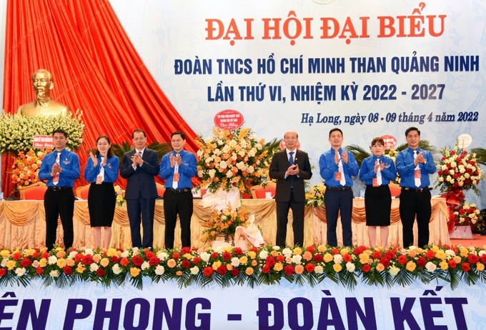 Lãnh đạo Tập đoàn TKV tặng hoa chúc mừng Đại hội