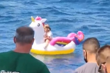 Bé gái 5 tuổi ngồi trên phao bị sóng cuốn trôi ra biển