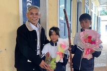 Học trò vùng cao vác mía, xách gà, gạo nếp tặng thầy cô ngày 20/11