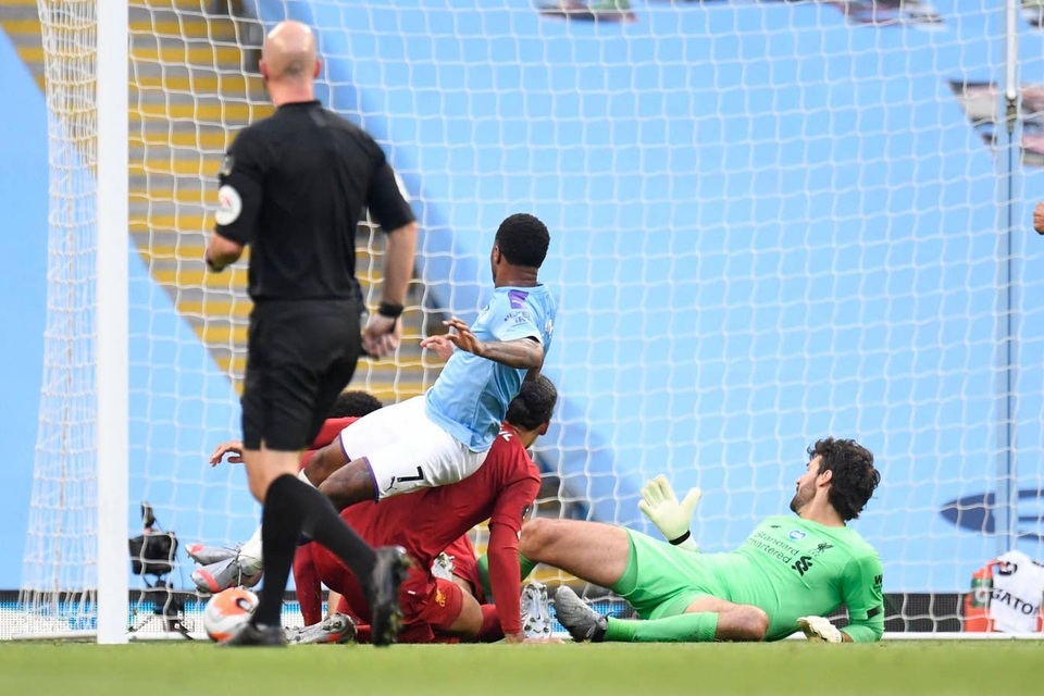 Những khoảnh khắc thất bại đắng chát của Liverpool trước Man City - 11